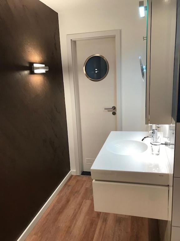 Exclusive Fewo In Warnemuende, 150M To The Beach, 2 Bathrooms, 2 Bedrooms, Sauna, Wifi And Much More. Rostock Eksteriør billede
