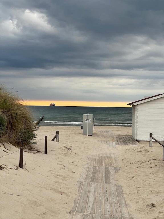Exclusive Fewo In Warnemuende, 150M To The Beach, 2 Bathrooms, 2 Bedrooms, Sauna, Wifi And Much More. Rostock Eksteriør billede